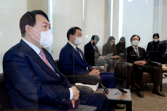 윤석열(왼쪽) 국민의힘 대선후보가 16일 오전 서울 중구 대한상공회의소에서 열린 간담회에서 발언하고 있다.국회사진기자단·연합뉴스